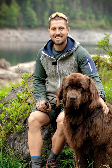 Marcel Hirscher liebt es, in der Natur zu sein –&nbsp;hier mit seinem Hund Pumba