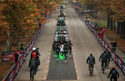 Eliud Kipchoge i grupa biegaczy podczas łamania 2h w maratonie w ramach projektu INEOS 1:59 Challange