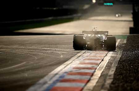 Max Verstappen riadi Oracle Red Bull Racing RB21 na trati počas kvalifikácie pred Veľkou cenou Číny F1 na okruhu Shanghai International Circuit 22. marca 2025.