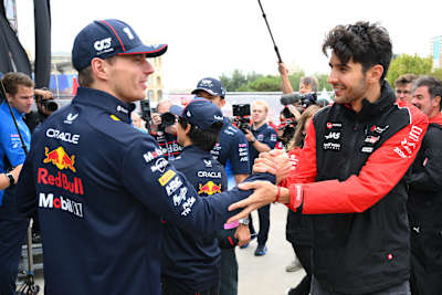 Les pilotes français de Formule 1 Esteban Ocon et Max Verstappen discutent lors du Grand Prix de Baku 2025, à Azerbaïdjan.