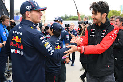 Les pilotes français de Formule 1 Esteban Ocon et Max Verstappen discutent lors du Grand Prix de Baku 2025, à Azerbaïdjan.