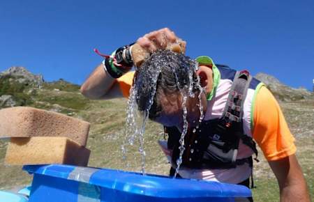 One UTMB hopeful applies the magic sponge