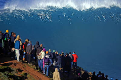 Surf : Les spectateurs devant une vague immense à Nazaré au Portugal.