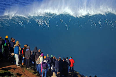 Surf : Les spectateurs devant une vague immense à Nazaré au Portugal.