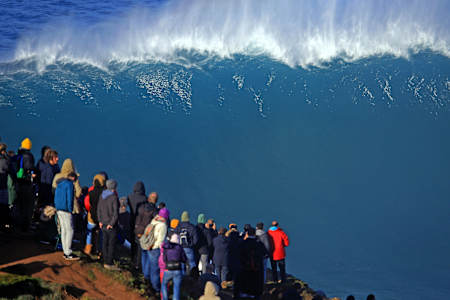 Surf : Les spectateurs devant une vague immense à Nazaré au Portugal.
