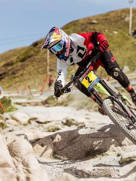 Ciclista de montaña europeo joven hermoso en ropa deportiva y