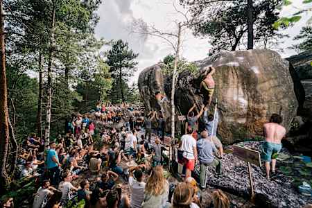 Kletterer beim Bouldern am Fels in Fontainebleau, Frankreich.