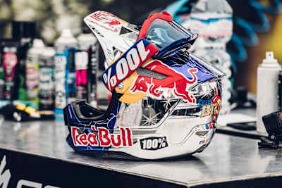 ロイク・ブルーニのUCIワールドチャンピオンシップ仕様ヘルメット