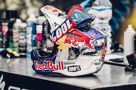 Le casque de MTB du Français Loïc Bruni champion du monde de VTT descente 2017.