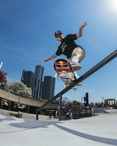 Le skateur pro Ryan Sheckler ride une rampe en skateboard.