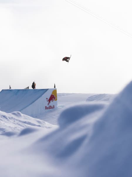 Snowboarder Valentino Guseli bei den Laax Open 2023 in der Schweiz.