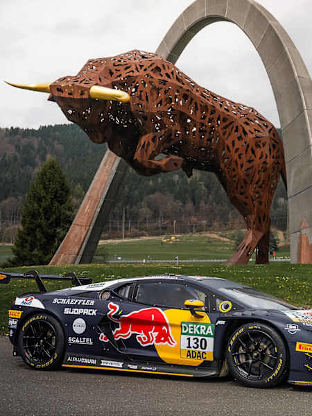 Das Auto von ABT Sportsline für die DTM Saison 2026 vor dem Eisernen Bullen am Red Bull Ring