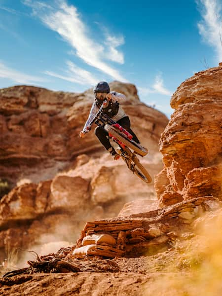 La freerideuse Véronique Sandler saute en VTT freeride pendant le Red Bull Formation à Virgin dans l'Utah.