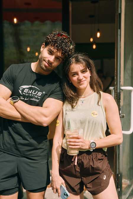 Alexandra și Nemir sunt fondatorii comunității RunToSip