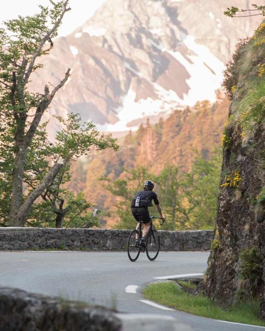 Cykelrytter Bestiger Pyrenaeerne Uden Gear Og Bremser