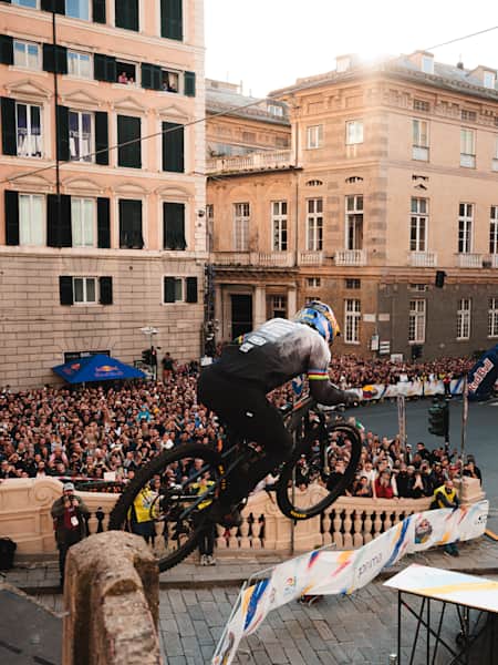 Tomáš Slavík überquert die Ziellinie als Erster bei Red Bull Cerro Abajo in Genua am 20. Oktober 2024. 