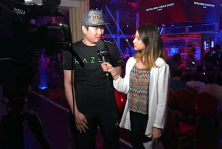 La journaliste eSport Laure Bulii Valée au Red Bull Kumite sur SFV avec le joueur Infiltration.