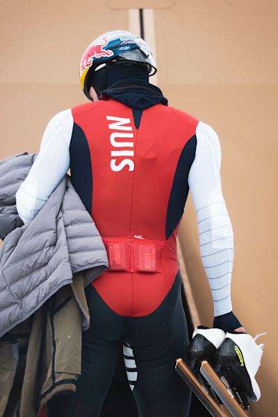 De twee GPS tracking apparaten zijn hier zichtbaar op Kjeld zijn rug