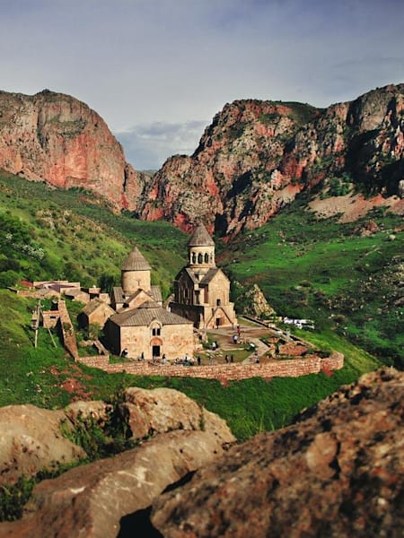 Dağ eteklerinde bir manastır, Ermenistan Dağ eteklerinde bir manastır, Ermenistan