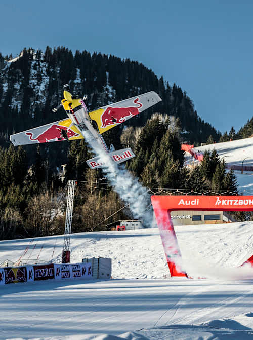 Dario Costa sobrevuela con su avión la mítica pista esquí Streif.
