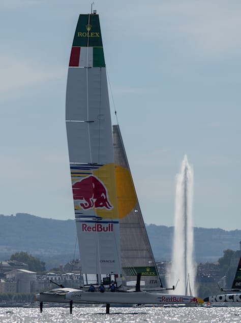 Das Red Bull Italy SailGP-Team von Phil Robertson liefert sich am zweiten Renntag des Switzerland Sail Grand Prix 2026 ein Rennen mit Nicolai Sehesteds ROCKWOOL Racing vor dem Genfer Jet d’Eau