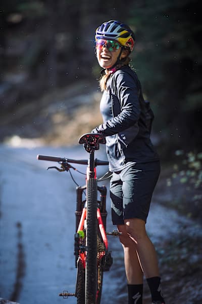 Kate Courtney faz uma pausa durante o treino em Bend, OR, EUA, a 11 de outubro de 2017.