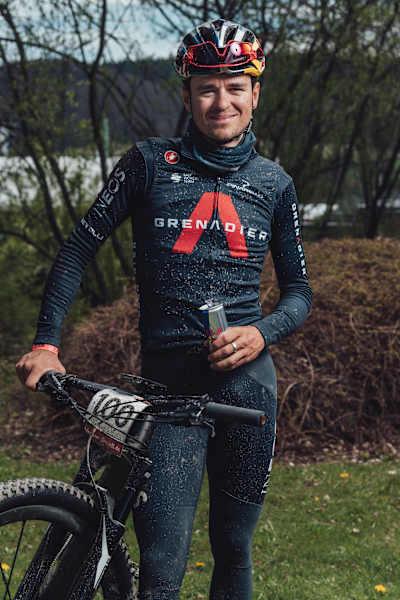 Le rider VTT Tom Pidcock, canette de Red Bull à la main.