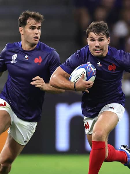 Antoine Dupont et Damian Penaud à l'attaque lors d'un match de rugby.