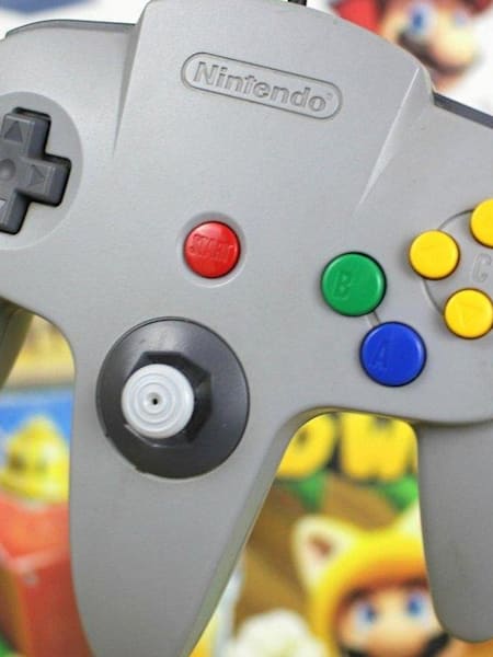La manette la plus révolutionnaire de l'histoire ? Une image de la célèbre manette trident de la console Nintendo 64, avec le premier stick analogique.