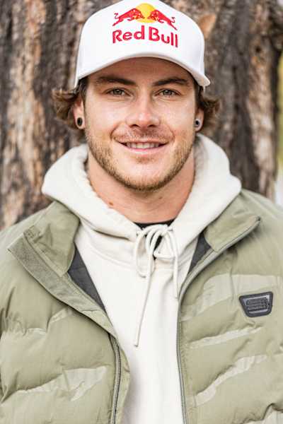 Seb Toots pose au camp de performance Red Bull, à Saas Fee, Suisse, le 26 Septembre, 2021.