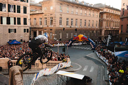 Tomáš Slavík projíždí cílem závodu Red Bull Cerro Abajo v Janově 20. října 2024 jako první. 