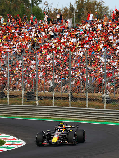 Le pilote mexicain Sergio Pérez roule sur le circuit de Monza lors du Grand Prix d'Italie de Formule 1 2024.