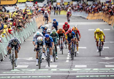 Les cyclistes dont un avec le maillot jaune s'affrontent lors du Tour de France.