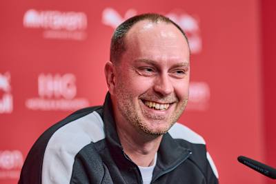 Ole Werner strahlend bei der Pressekonferenz.