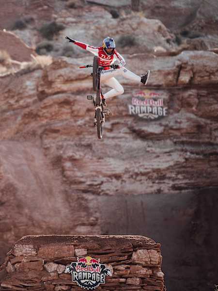 Jaxson Riddle participe à la compétition du Red Bull Rampage à Virgin, dans l'Utah, aux États-Unis, le 15 octobre 2021.