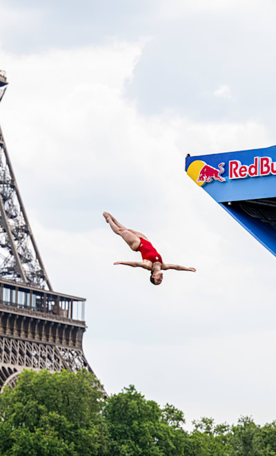 La Canadienne Simone Leathead plonge de la plateforme de 21 mètres lors de la deuxième étape des Red Bull Cliff Diving World Series à Paris, en France, le 17 juin 2023.