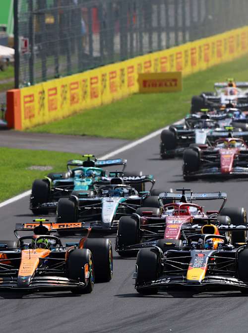 Lando Norris leder foran Max Verstappen og Oscar Piastri ved starten av Italias Grand Prix på Autodromo Nazionale Monza den 7. september 2025 i Monza, Italia.
