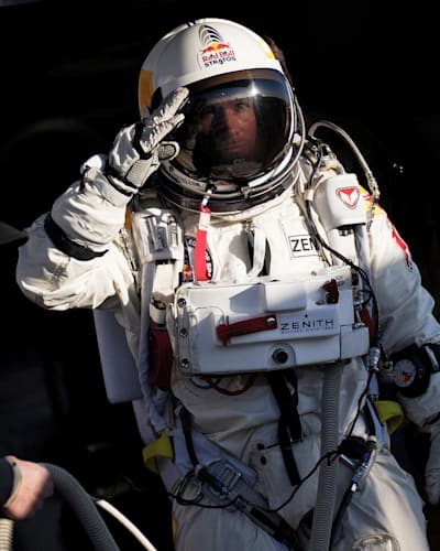Феликс Баумгартнер во время первого тестового полета для Red Bull Stratos.