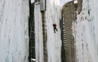 Cascade de glace sur le côté d'un vieux silo