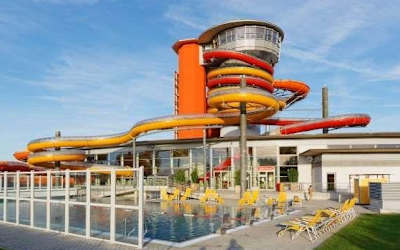 Don't worry, that isn't a giant alien swallowing an airport