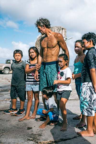 Erwan Le Lann mit der Hälfte der Schulkinder der Insel.