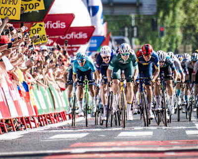 Wout van Aert z tímu Visma-Lease a Bike vedie šprint počas 7. etapy pretekov La Vuelta Ciclista a España 2024 z Archidony do Córdoby 23. augusta. 