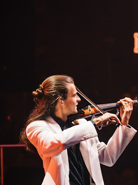 Abel Modic nastopa v Križankah na dogodku Red Bull Symphonic 2025.