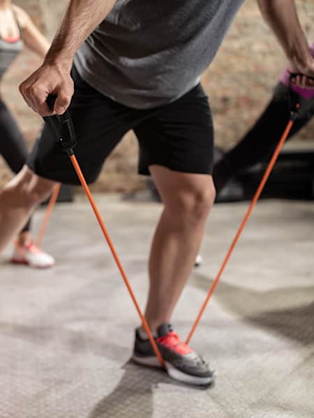 Se muscler avec une bande élastique de fitness : On a demandé a un expert de vous donner ses conseils et exercices.