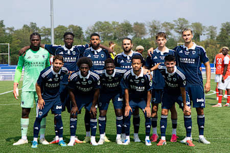 Les joueurs de l'équipe du Paris FC pose pour un portrait juste avant un match
