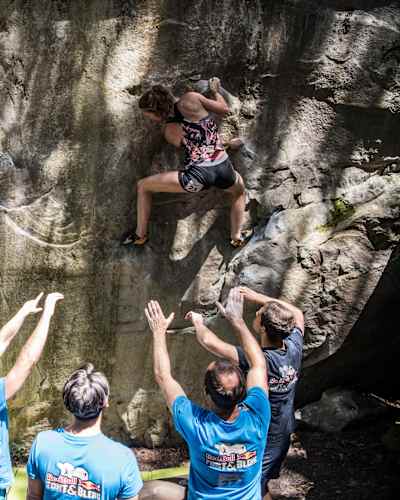 La grimpeuse Severine Selaquet escalade un bloc au Red Bull Font&Bleau 2018 à Fontainebleau.