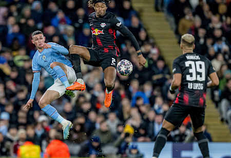 RB Leipzig-Spieler Mohamed Simakan im Duell mit Phil Foden.