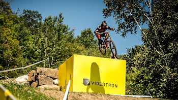 Claudio Caluori aborde un tremplin de la piste de la Coupe du Monde de VTT à Mont-Sainte-Anne.