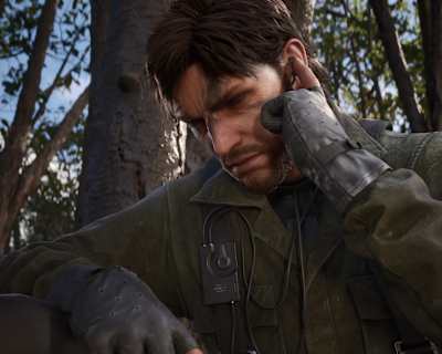 Screenshot aus Metal Gear Solid Delta: Snake Eater zeigt Snake am Funkgerät.