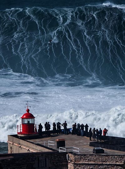 Un surfista en una ola gigantesca en Nazaré (Portugal).